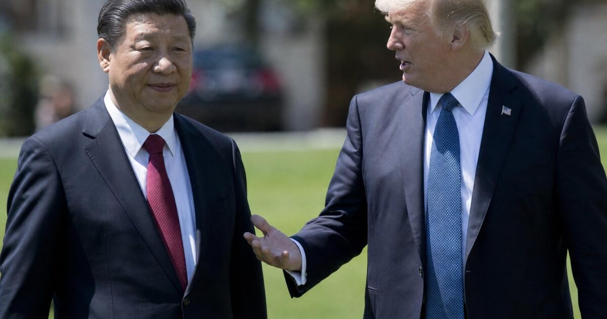 Chinese Reporters Push and Shove Secret Service Outside White House During Xi Visit