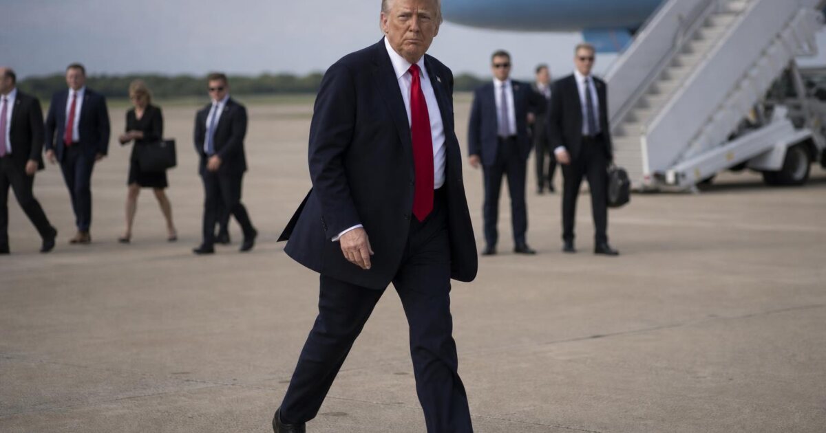 CNN Bumped From Air Force One as White House Picks Conservative Outlet