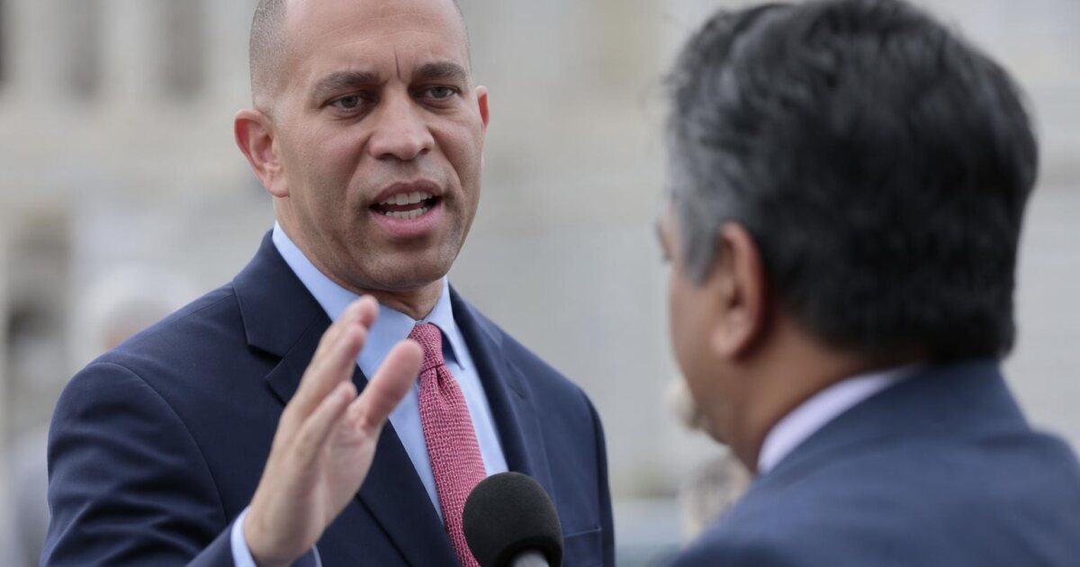 Hakeem Jeffries Warns of Republican 'Diabolical Schemes' While DOJ Deploys 1,000 Election Monitors